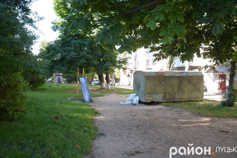 У дворі на Львівській обіцяють облаштувати дитячий майданчик (фото)