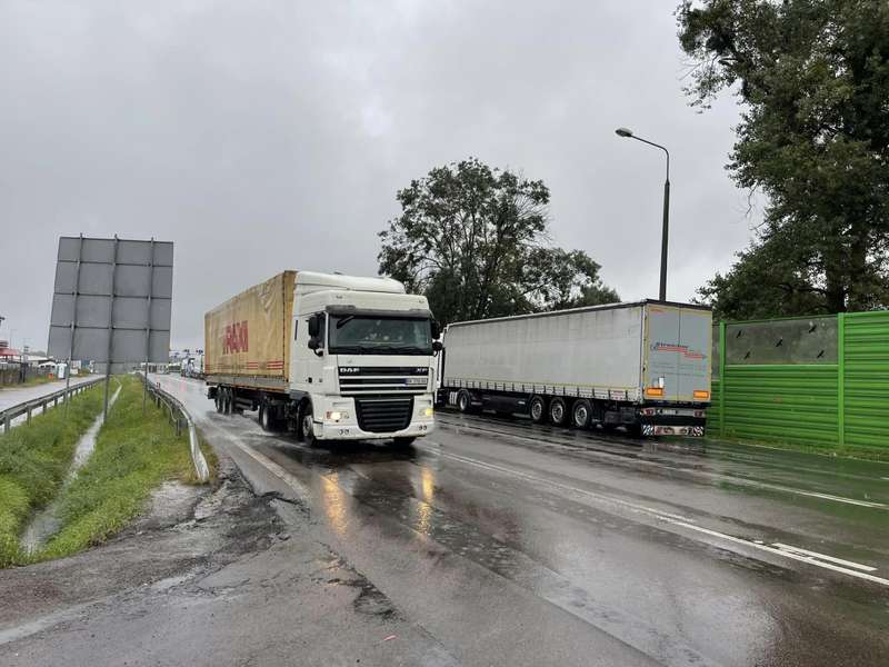 Польські служби у посиленому режимі оформлюють вантажівки на кордоні з Україною