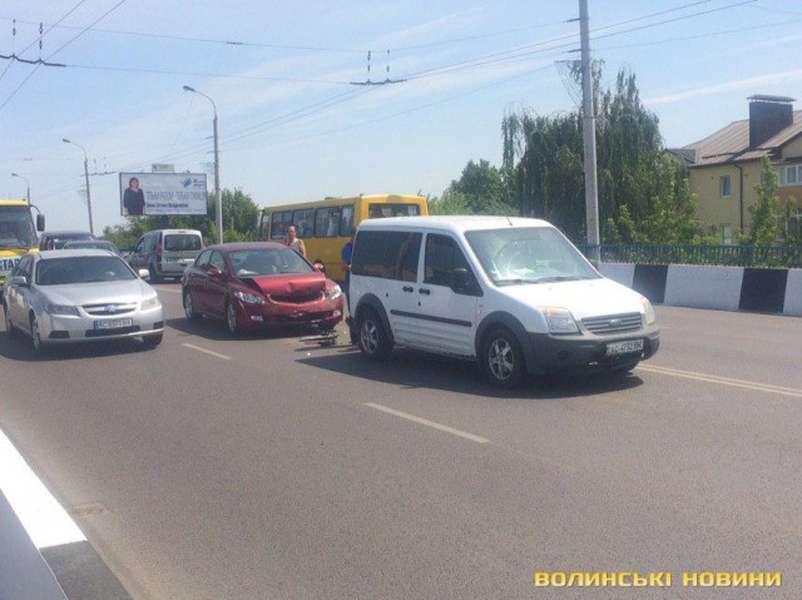 У Луцьку через аварію на шляхопроводі утворився затор (фото)