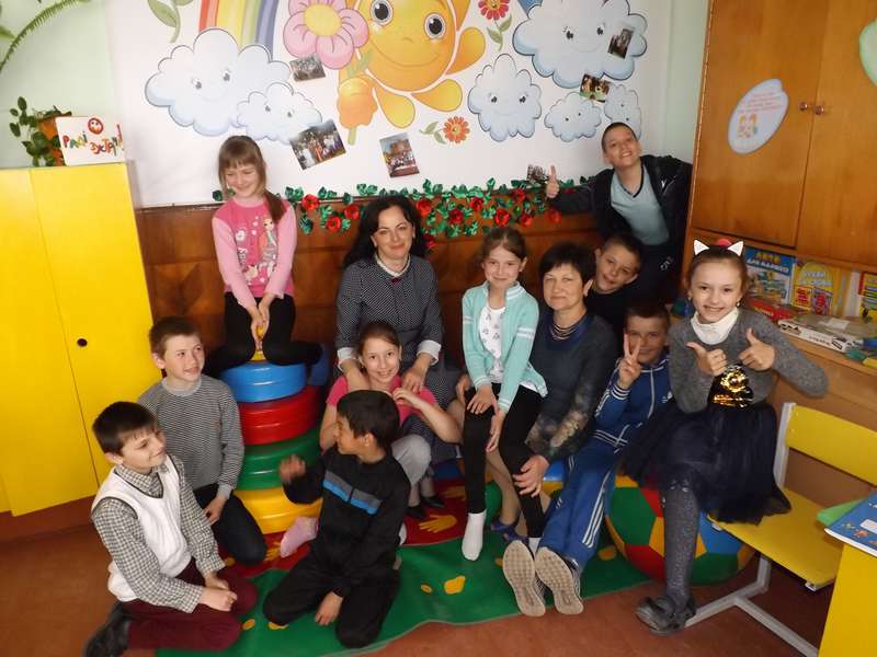 Директор школи Наталія Хом'як разом з дітьми><span class=