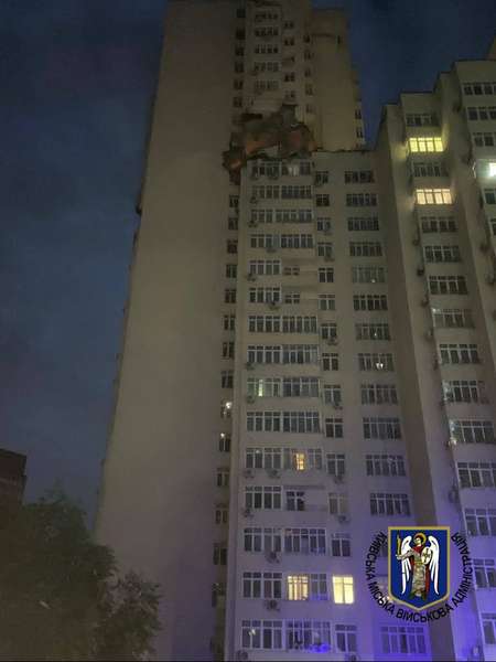 Нічна атака на Київ: уламки ракети влучили в багатоповерхівку (фото)