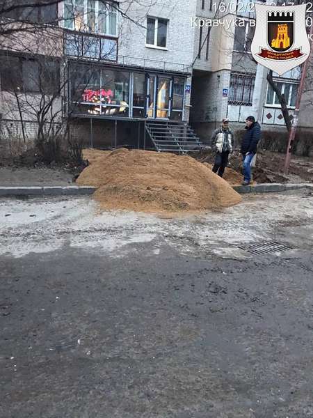 Знайшли шість порушень: луцькі муніципали відреагували на заяву про незаконні земельні роботи на Кравчука (фото)