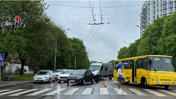 У центрі Луцька зіткнулися маршрутка і легковик – є потерпілі (фото)