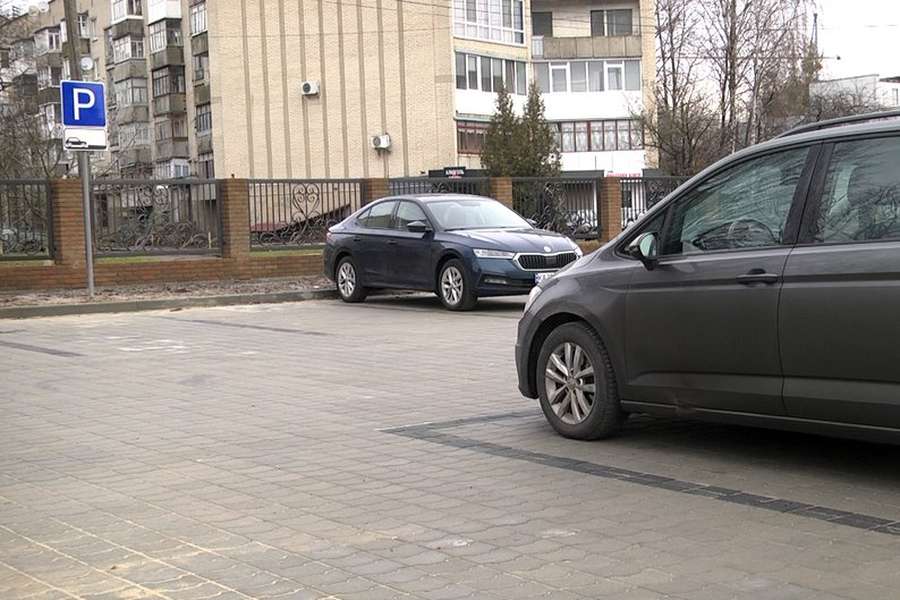 Десяток постанов за годину: у Луцьку штрафують водіїв, які паркуються біля лікарні і блокують рух «швидким»
