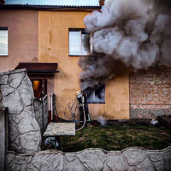 Лучанин вивів людину з охопленої вогнем квартири: деталі ранкової пожежі (фото)