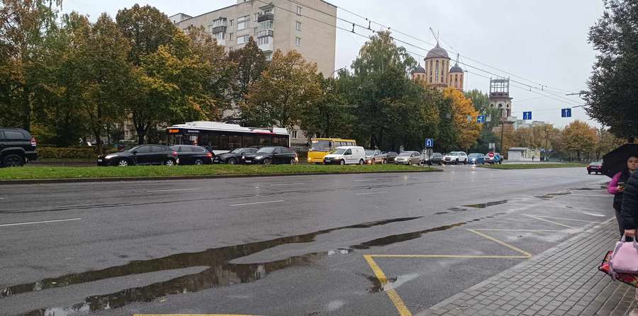 Утворилася «тягучка»: у Луцьку на Соборності зіткнулися Mercedes та Volkswagen (фото)