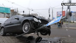 У Луцьку внаслідок ДТП Mercedes «завис» на стовпі (відео)
