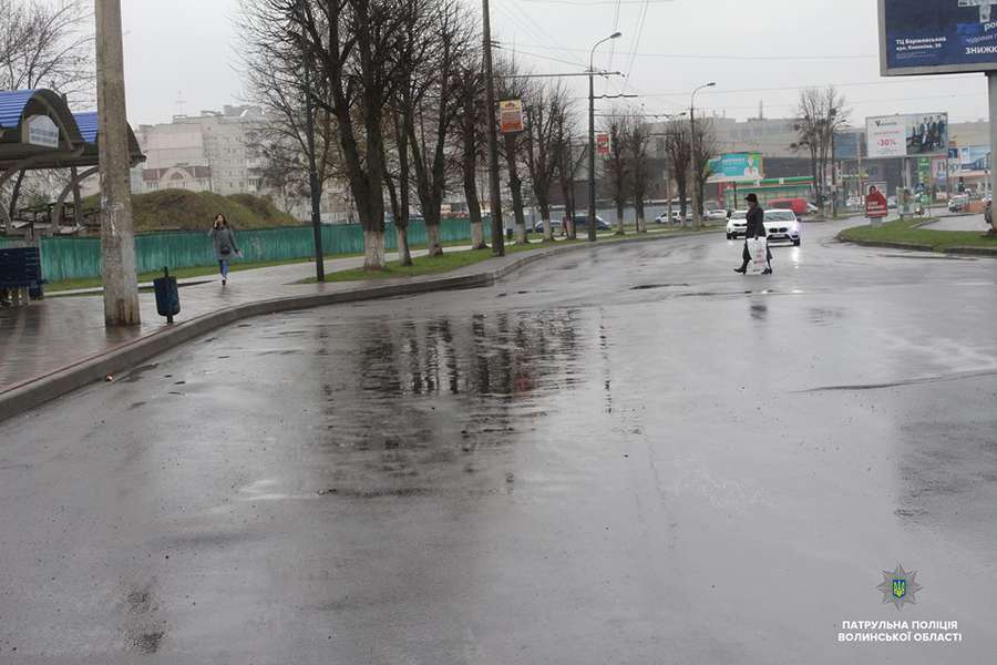 Патрульні навчали лучан правильно переходити дорогу (фото)