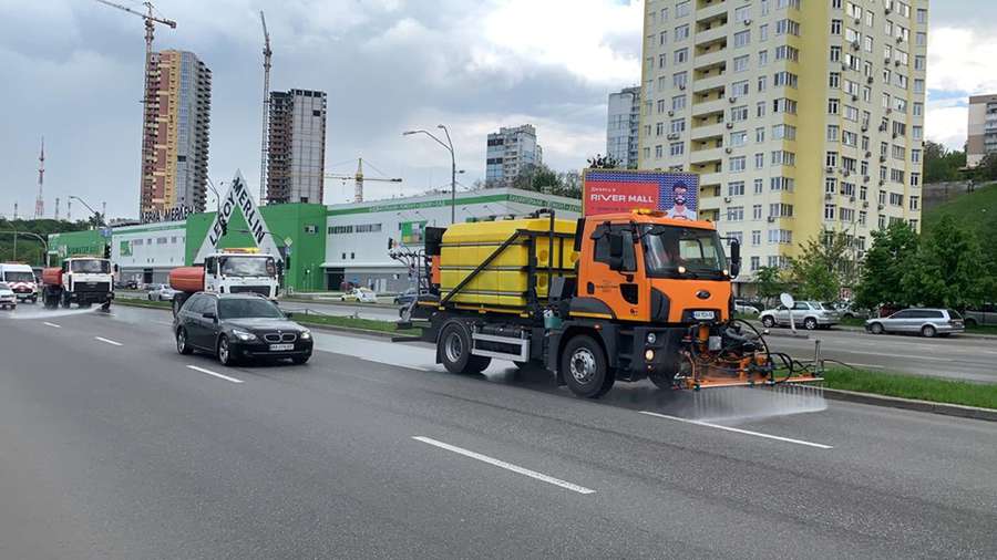 Київські дороги чиститимуть миючими засобами (фото)