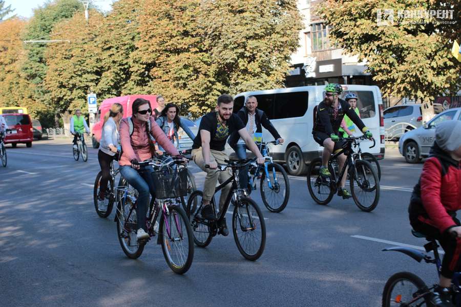 Шоломи і вишиванки: як у Луцьку минув велопробіг до Дня міста (фото, відео)