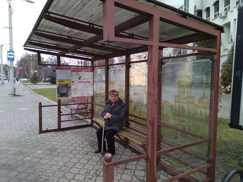У Луцьку вимили зупинки громадського транспорту (фото)