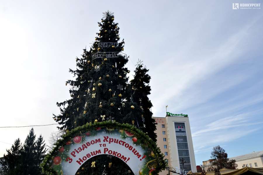 Як у Луцьку чепурять Театральний майдан до новорічно-різдвяних свят (фото)