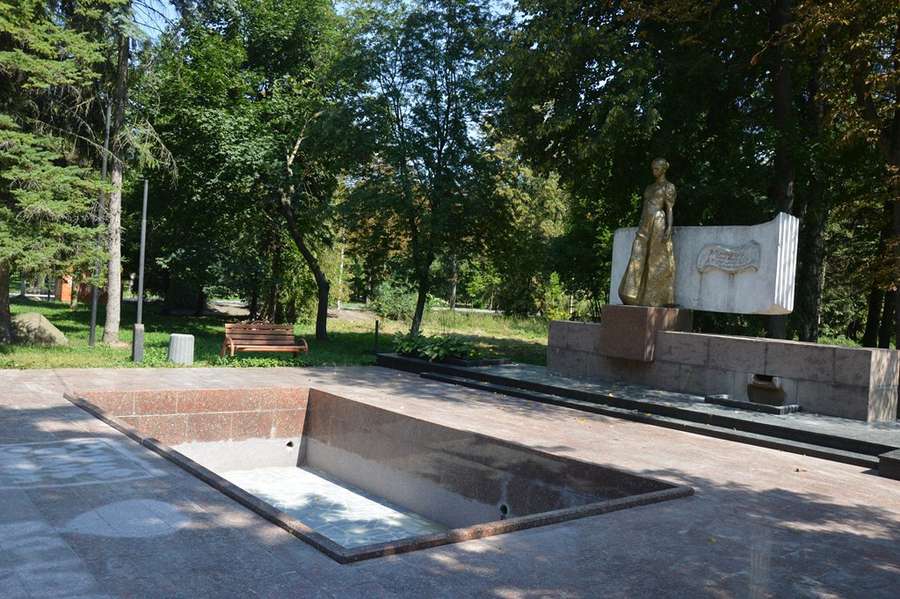 Фонтанчик біля пам'ятника Лесі Українці теж почистили. Як і сам постамент 
