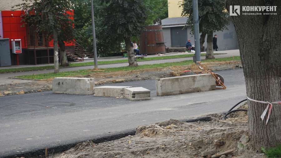Їздять, ходять, ремонтують: що відбувається на проспекті Волі у Луцьку (фото)