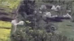 Вистежили дроном та засипали гранатами: прикордонники показали ліквідацію росіян (відео)