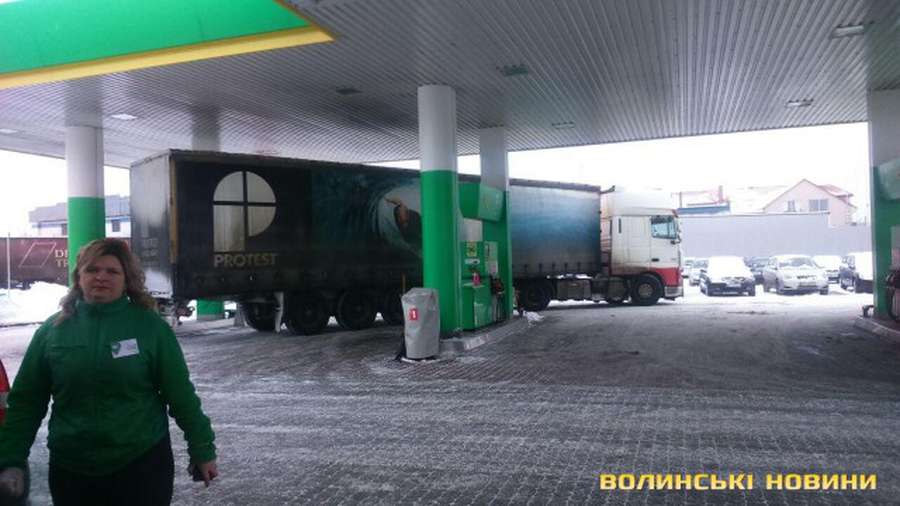 У Луцьку на заправці вантажівка зачепила бензоколонку (фото)