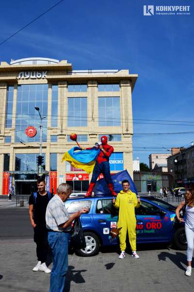 У центрі Луцька Людина-павук з «Чупа-чупсом» закликає дружити (фото)