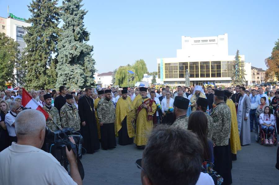 Молитвами за Героїв розпочали відзначення Дня Незалежності в Луцьку (фото)