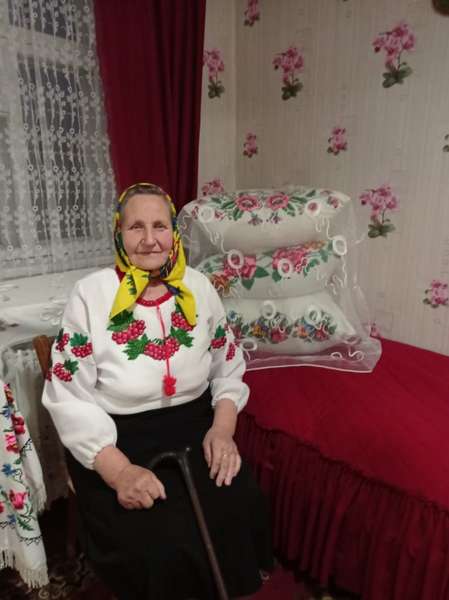 Кожна вишивка – історія життя: 76-річна волинська майстриня розповіла про своє захоплення (фото)