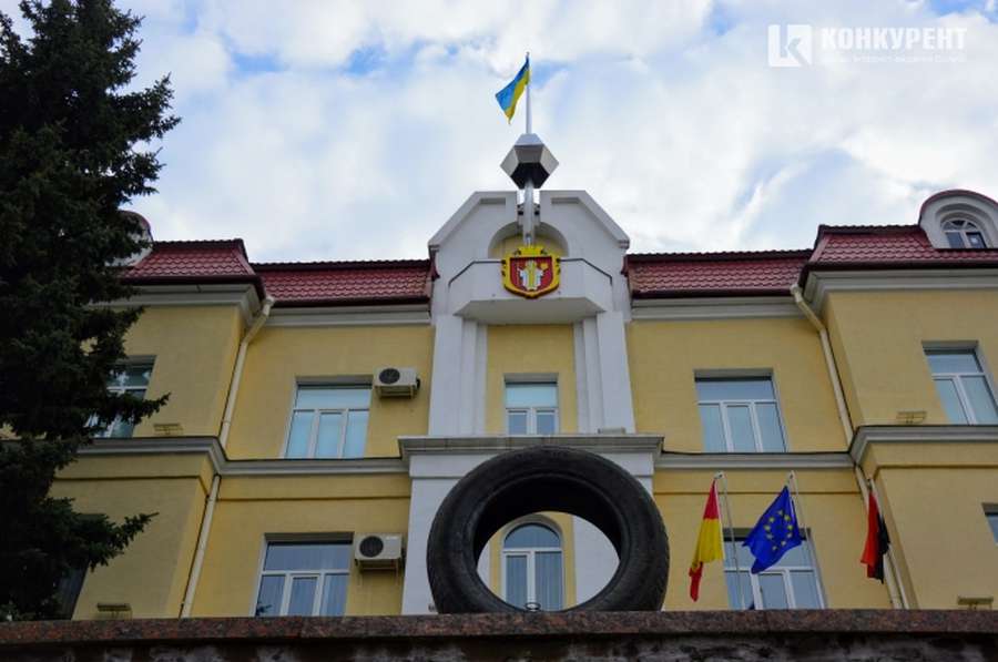 Депутат Микола Собуцький прикотив шину під стіни Луцькради