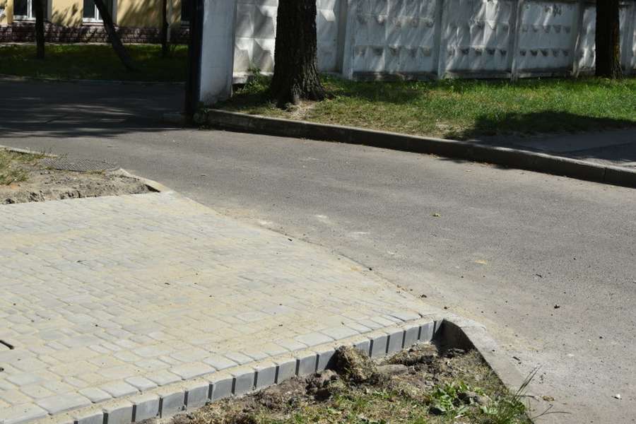 Тактильна плитка і нові технології: у Луцьку ремонтують тротуари (фото) 