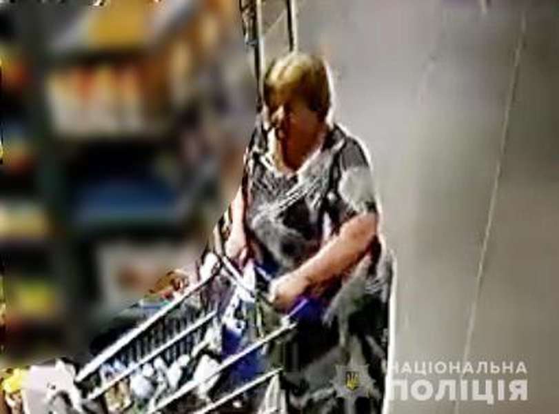 Магазинні крадіжки у Луцьку: поліція розшукує жінку (фото, відео)