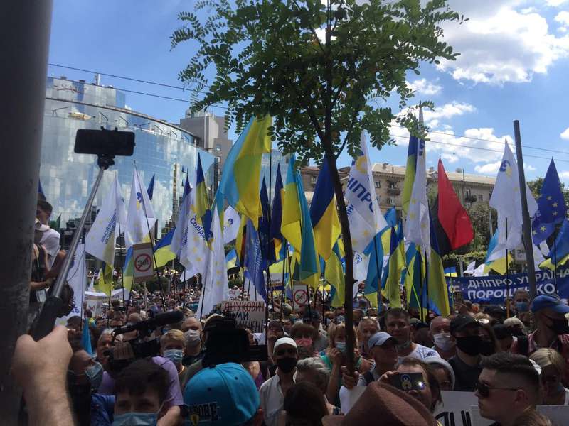 Включаючи волинян: на підтримку Порошенка під Печерський суд вийшли 10 тисяч українців
