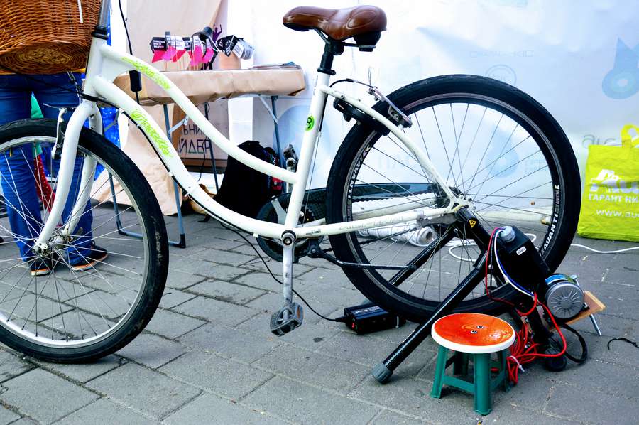 Велосипед, за допомогою якого можна зарядити мобільний телефон від ГО «Умка»