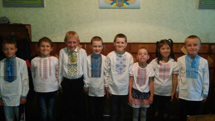 Волинські СБУшники подарували школярам вишиванки (фото)