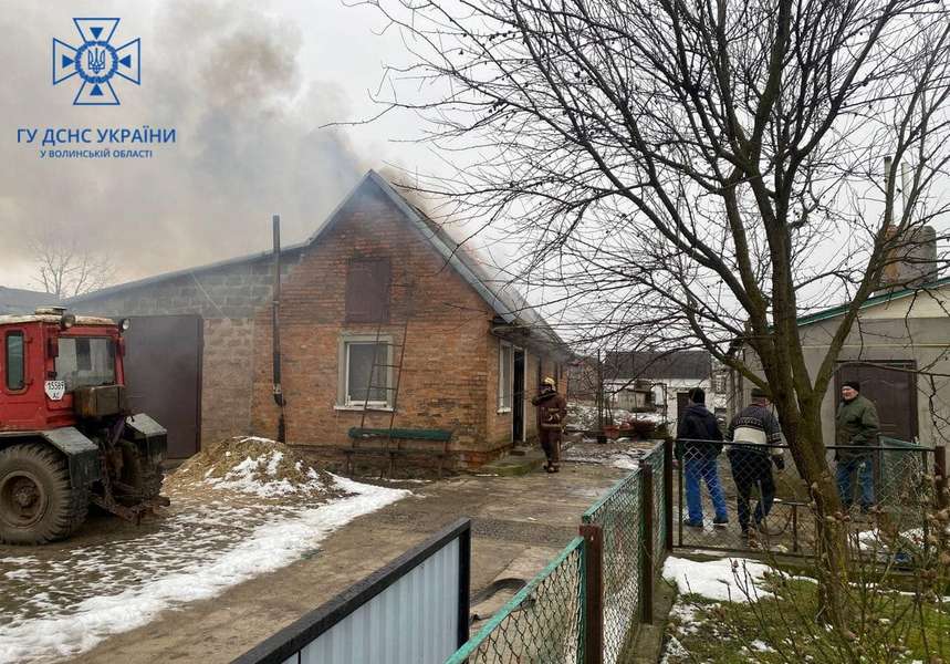 У селі під Володимиром загорілася господарська споруда (фото)