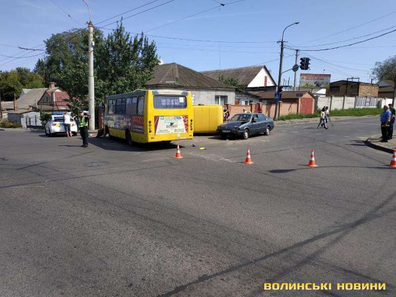 ДТП у Луцьку: маршрутка і таксі – пошкоджені, авто «газовиків» – перекинуте (фото, оновлено)