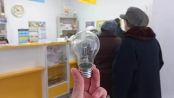 У Луцьку почали міняти лампочки: як це працює (фото)
