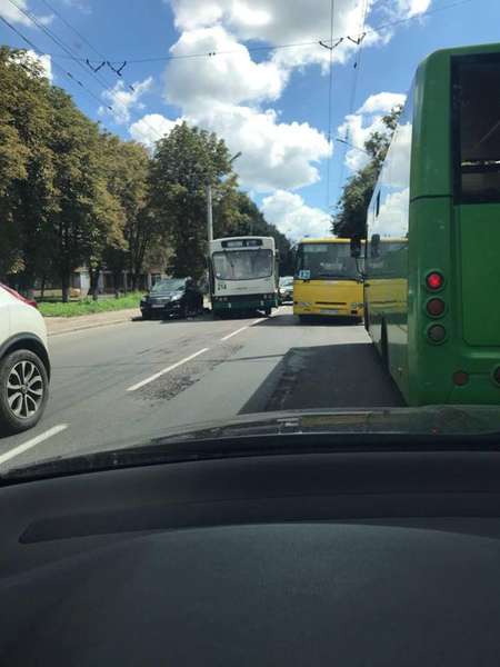 У Луцьку зіткнулися тролейбус та іномарка (фото)