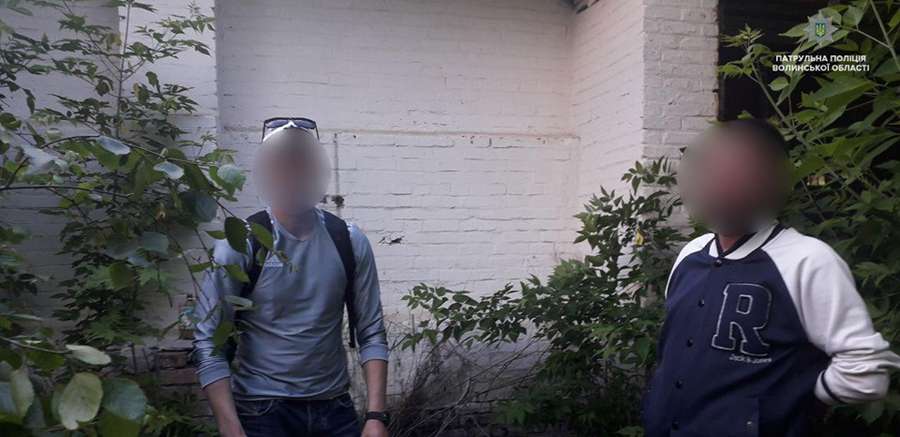 На Привокзальній у Луцьку затримали чоловіків з наркотиками (фото)