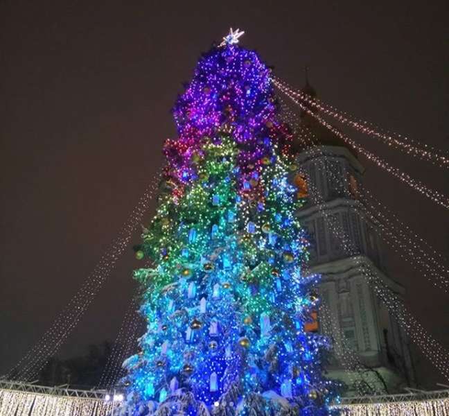 Це 29-метрове дерево привезли з Івано-Франківської області 