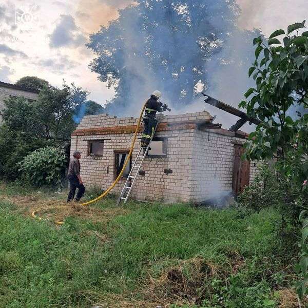 Знищена покрівля, пошкоджений інвентар: у Луцькому районі горіла господарська будівля (фото)