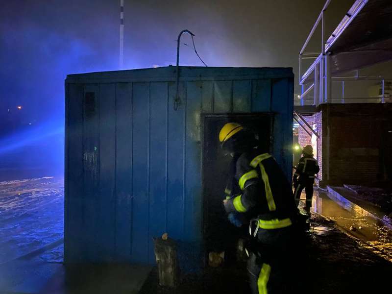 У передноворічну ніч в Нововолинську загорівся будівельний вагончик (фото, відео)