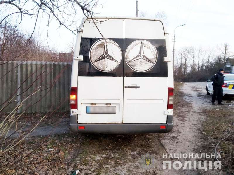 На Чернігівщині водій маршрутки помер за кермом. Бус з пасажирами влетів у паркан (фото)