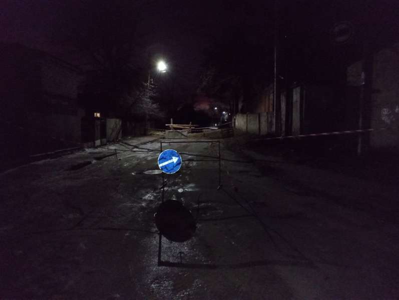 У Володимирі автівка ледь не впала у 4-метрову яму через розваги п'яних молодиків (фото)