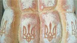 З тризубом і заряджені молитвою: на Волині волонтери печуть хліб для бійців на передовій (фото)