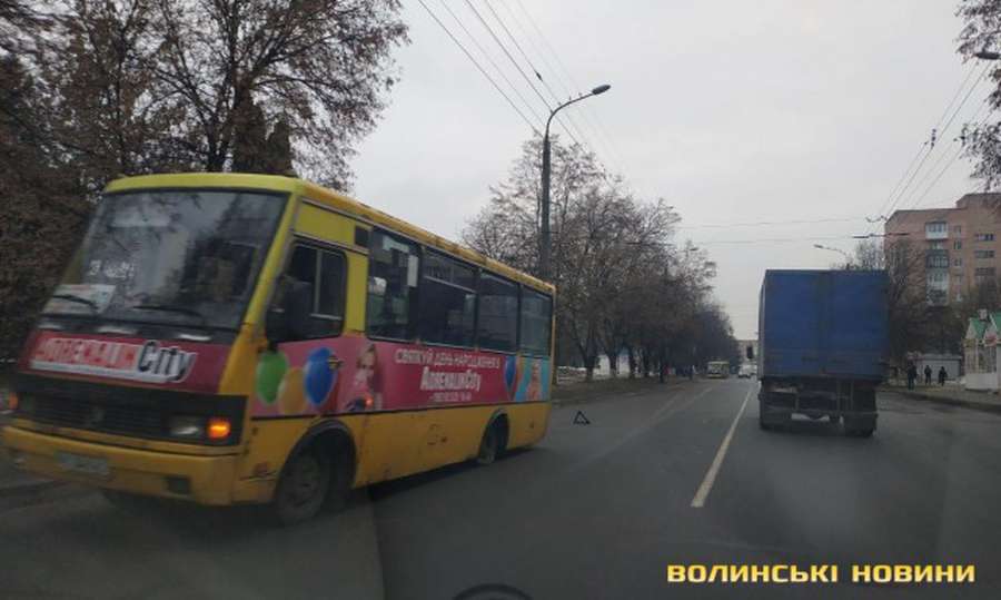 У Луцьку в маршрутки під час руху повідлітали колеса (фото)