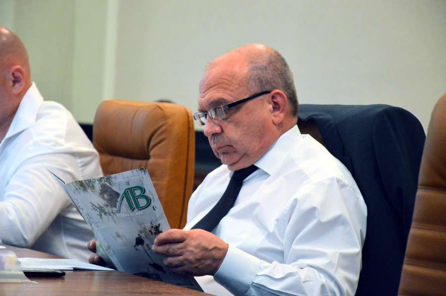 ... а голова Волинської ОДА Володимир Гунчик уважно читав...