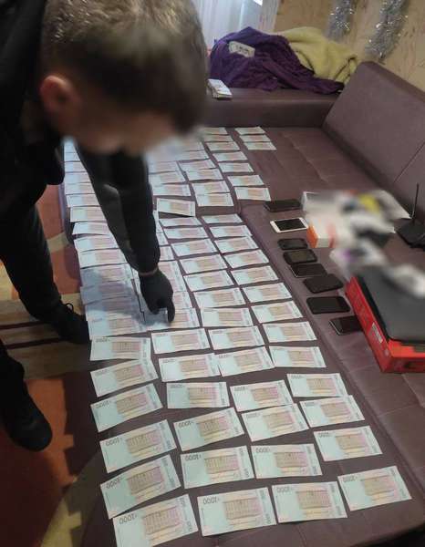 «Заробили» сотні тисяч гривень: волинські поліцейські викрили інтернет-шахраїв (фото, відео)