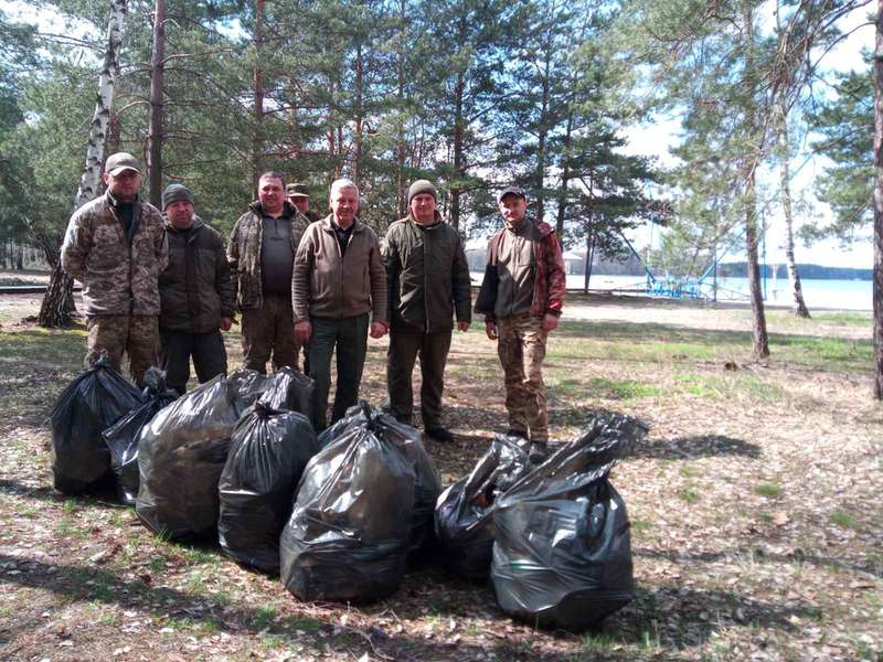 Сотня чорних пакетів: на Шацьких озерах влаштували велике прибирання (фото)