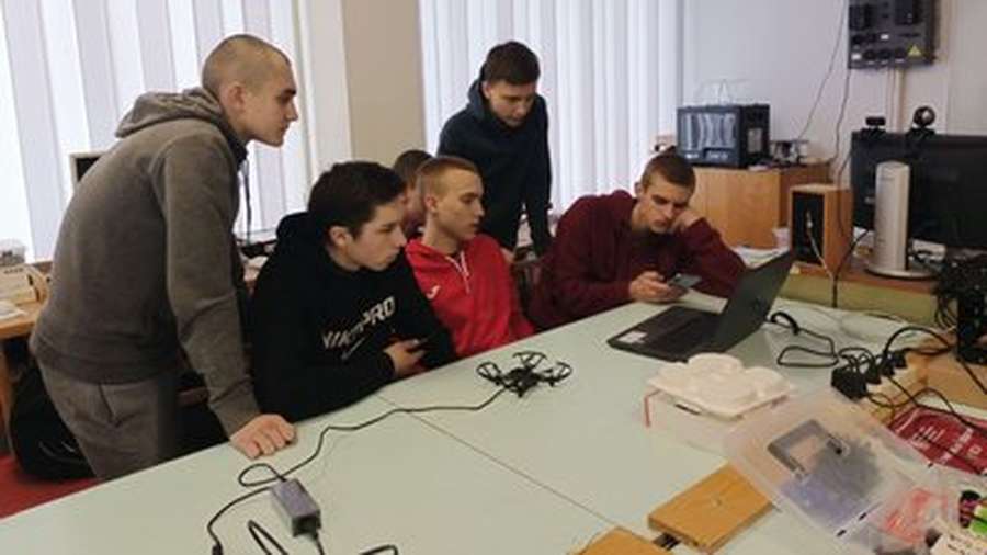 Учні Волинського обласного ліцею з посиленою військово-фізичною підготовкою вивчають інформацію про ремонт безпілотників