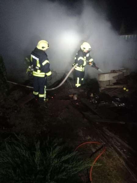 Встановлюють причину: вночі у Липинах виникла пожежа (фото)