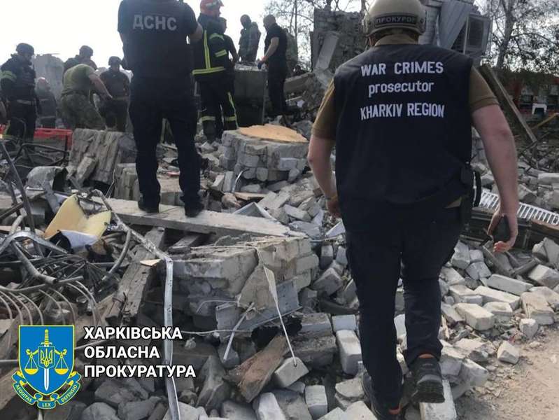 Росіяни вдарили по кафе і магазину на Харківщині: відомо про 49 загиблих (фото)