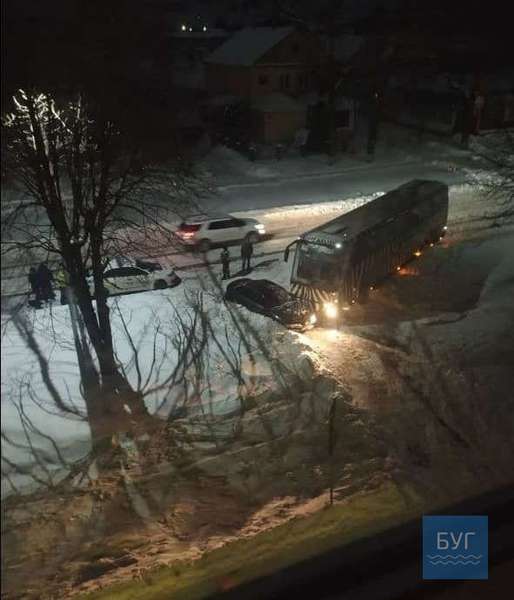 У Володимирі зіштовхнулись пасажирський автобус та легковик