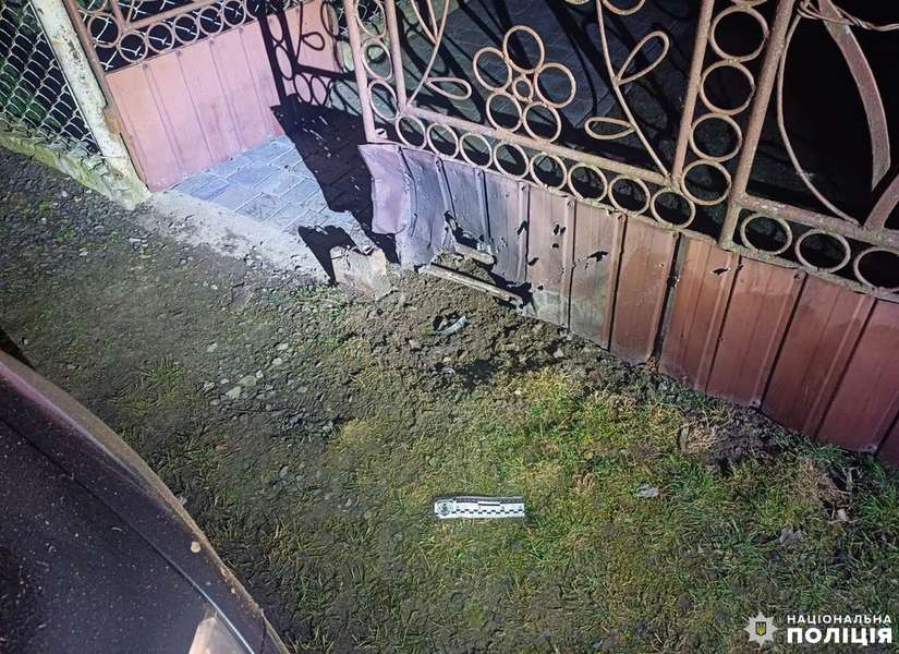 На Рівненщині міському голові кинули гранату в двір, ще одну поклали під авто (фото)
