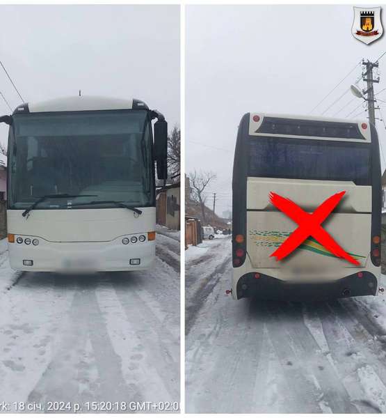 Ні пройти ні проїхати: у Луцьку посеред дороги на Замковій «кинули» автобус (фото)